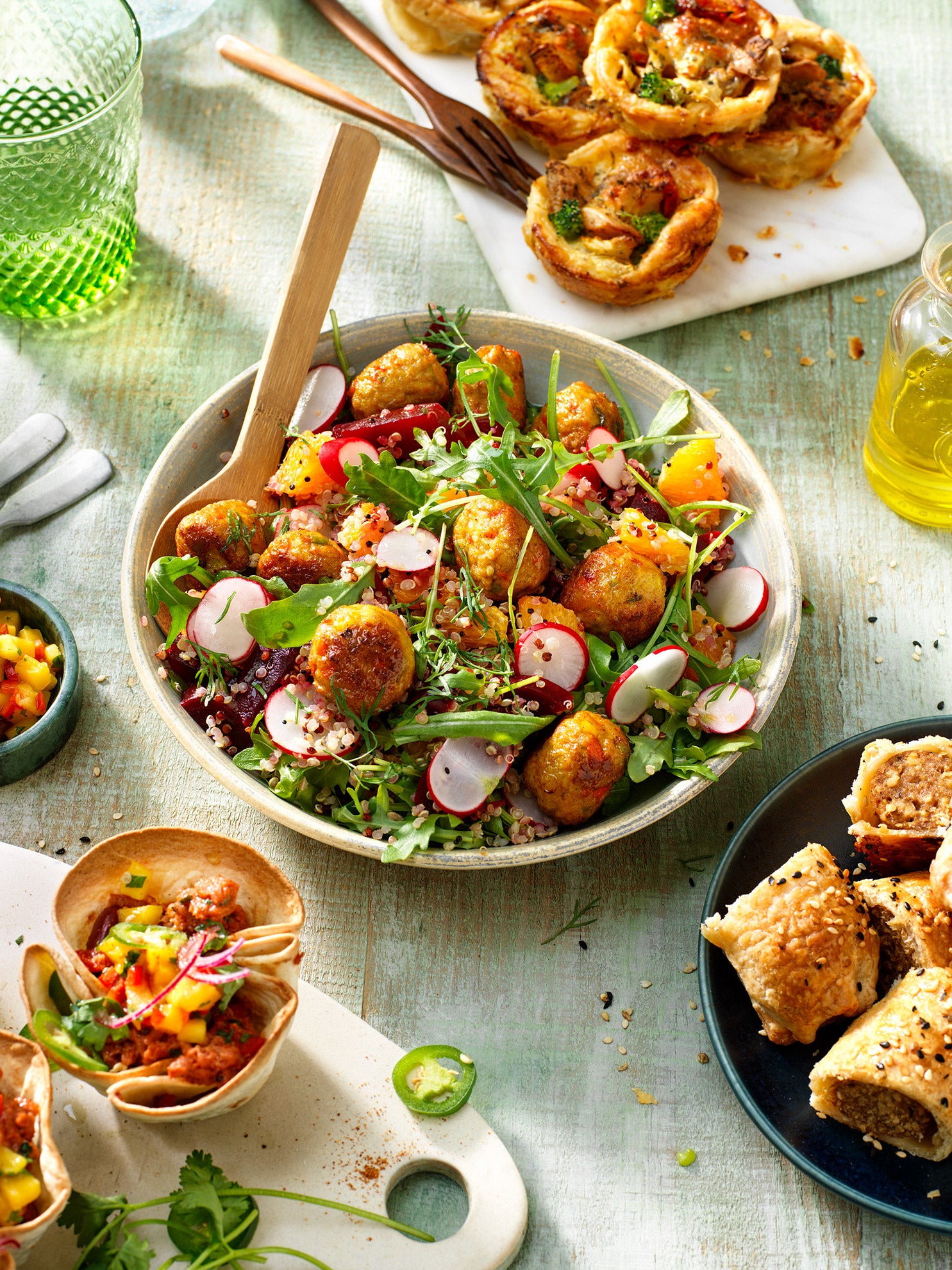 Wiosenna sałatka z warzywnymi klopsikami