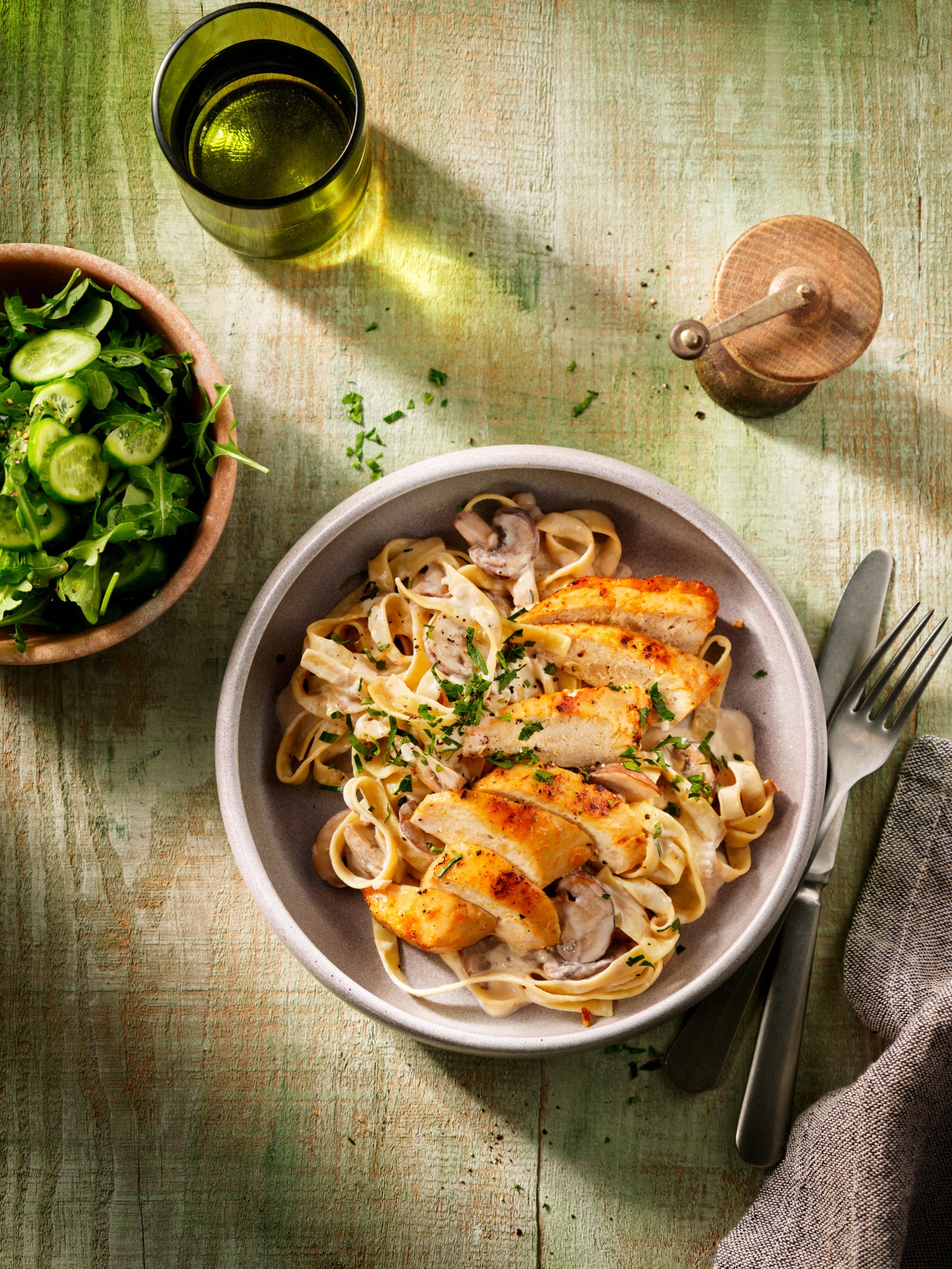 Makaron tagiatelle z filetem roślinnym i pieczarkami