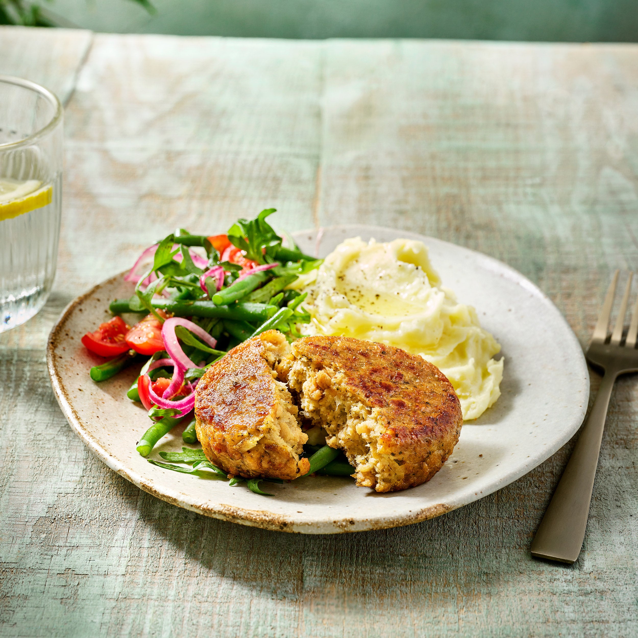 Creamy mashed potatoes and green beans salad with vegan Frikadelle Creamy mashed potatoes and green beans salad with vegan Frikadelle