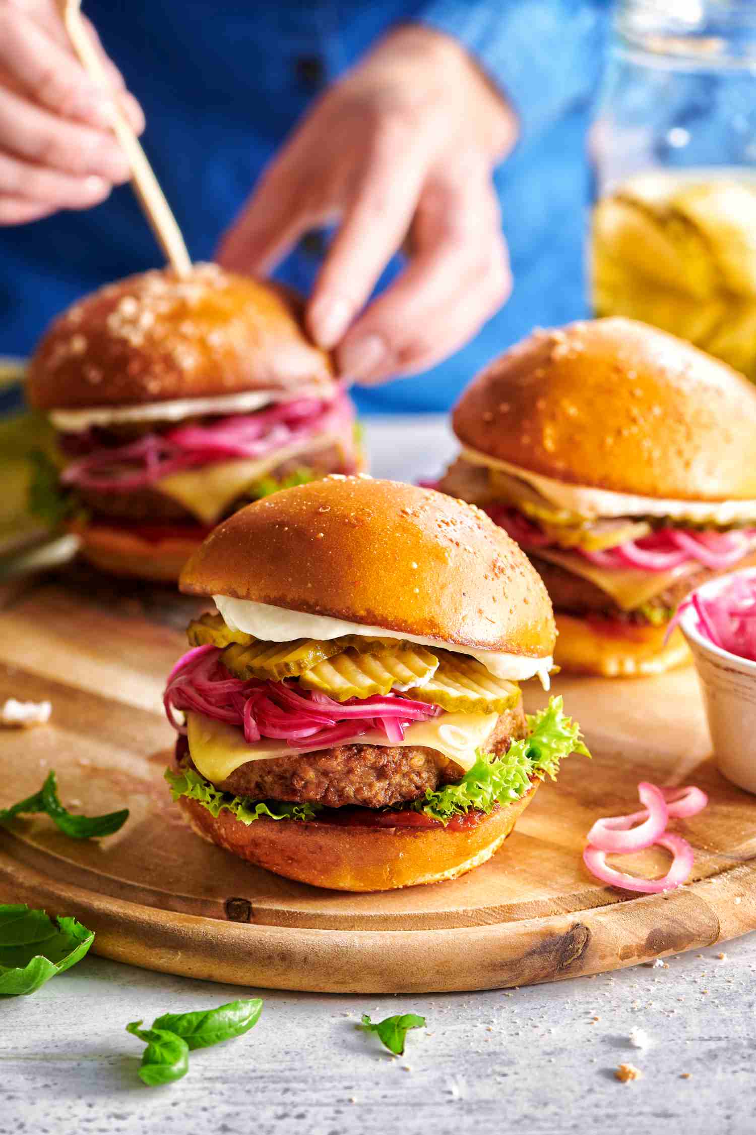 Burger w słodkiej bułce z marynowaną cebulą