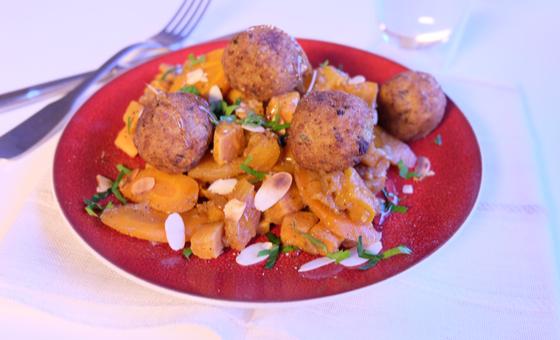 Tażin ze słodkich ziemniaków, moreli i Wegańskiego Falafela Tażin ze słodkich ziemniaków, moreli i Wegańskiego Falafela