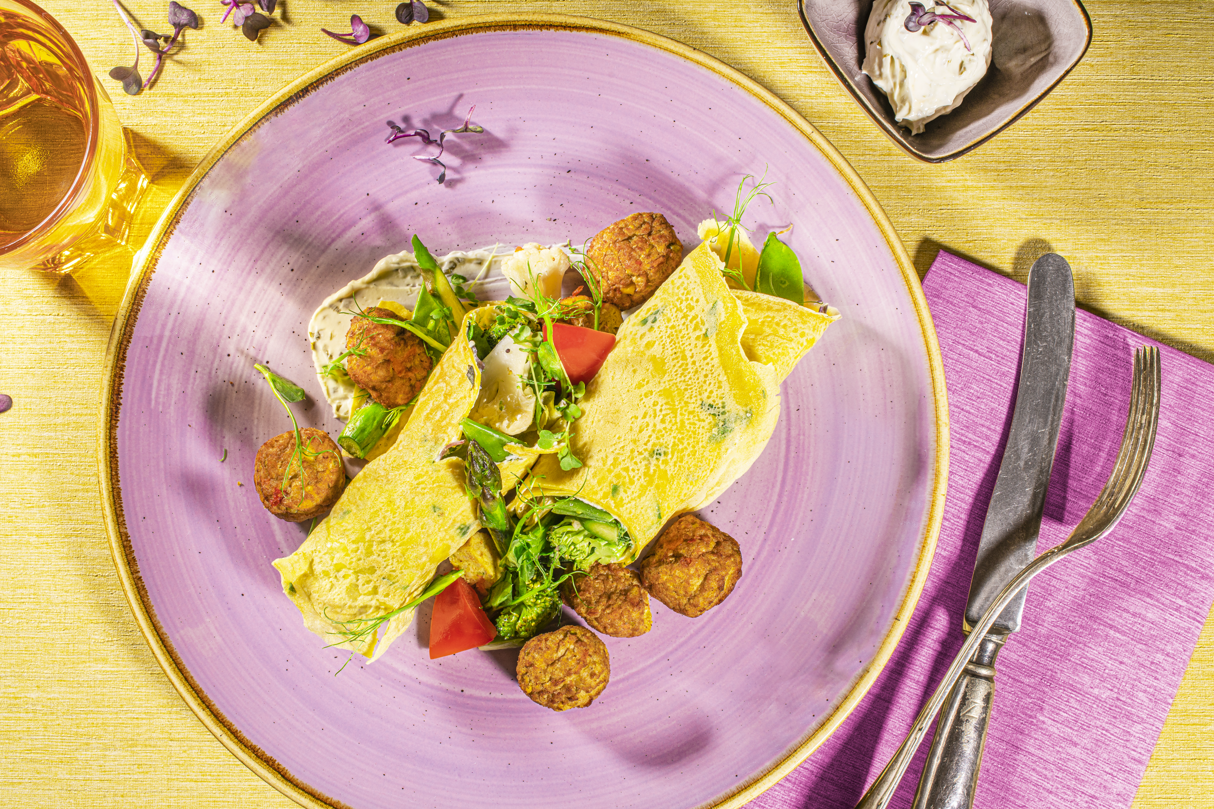 Naleśnik z nadzieniem ze szparagów zielonych i kuleczek warzywnych Naleśnik z nadzieniem ze szparagów zielonych i kuleczek warzywnych