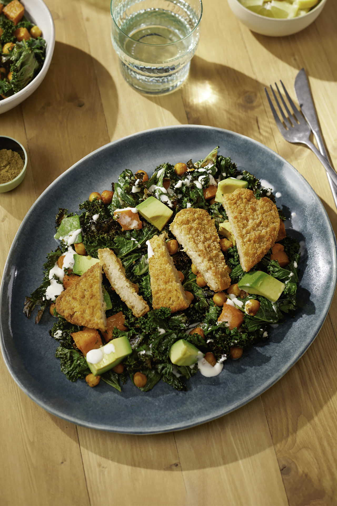 Wegański sznycel z jarmużową sałatką | Garden Gourmet