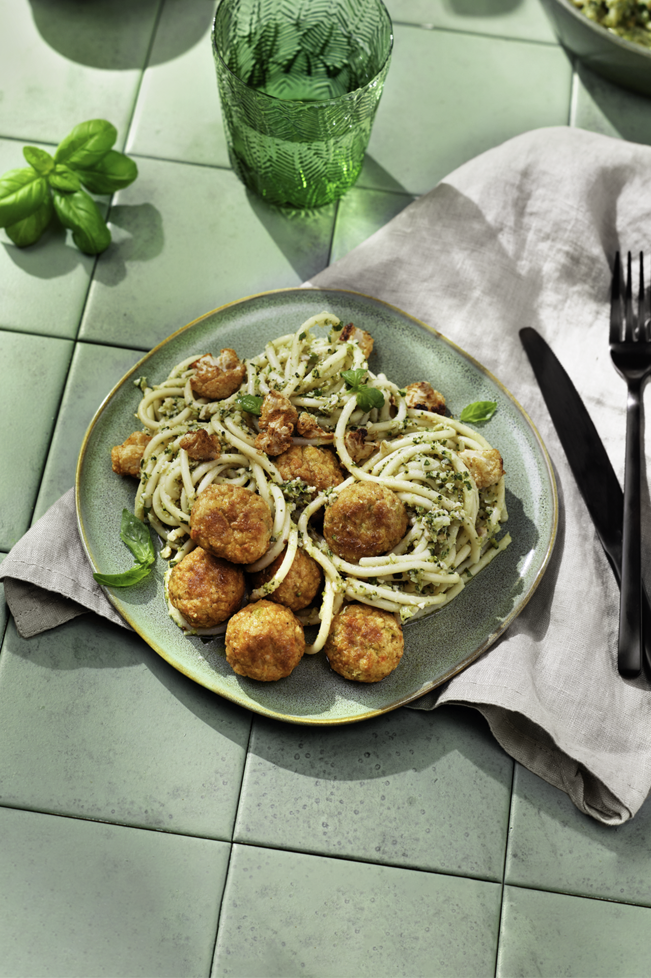 Makaron z Klopsikami warzywnymi i brokułowym pesto Makaron z Klopsikami warzywnymi i brokułowym pesto