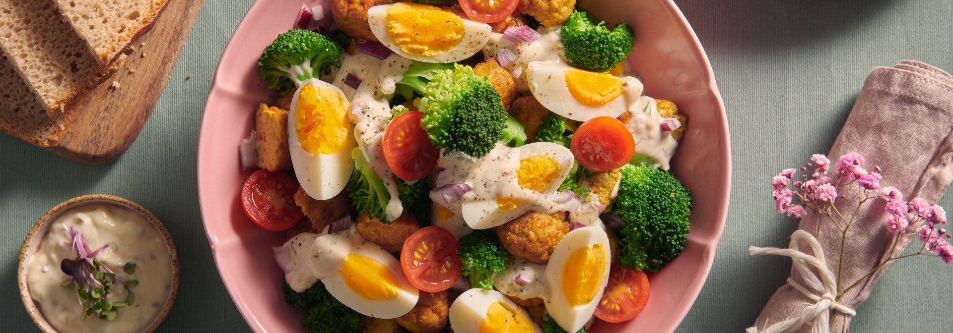 Sałatka z brokułami, jajkiem i Klopsikami Warzywnymi Sałatka z brokułami, jajkiem i Klopsikami Warzywnymi