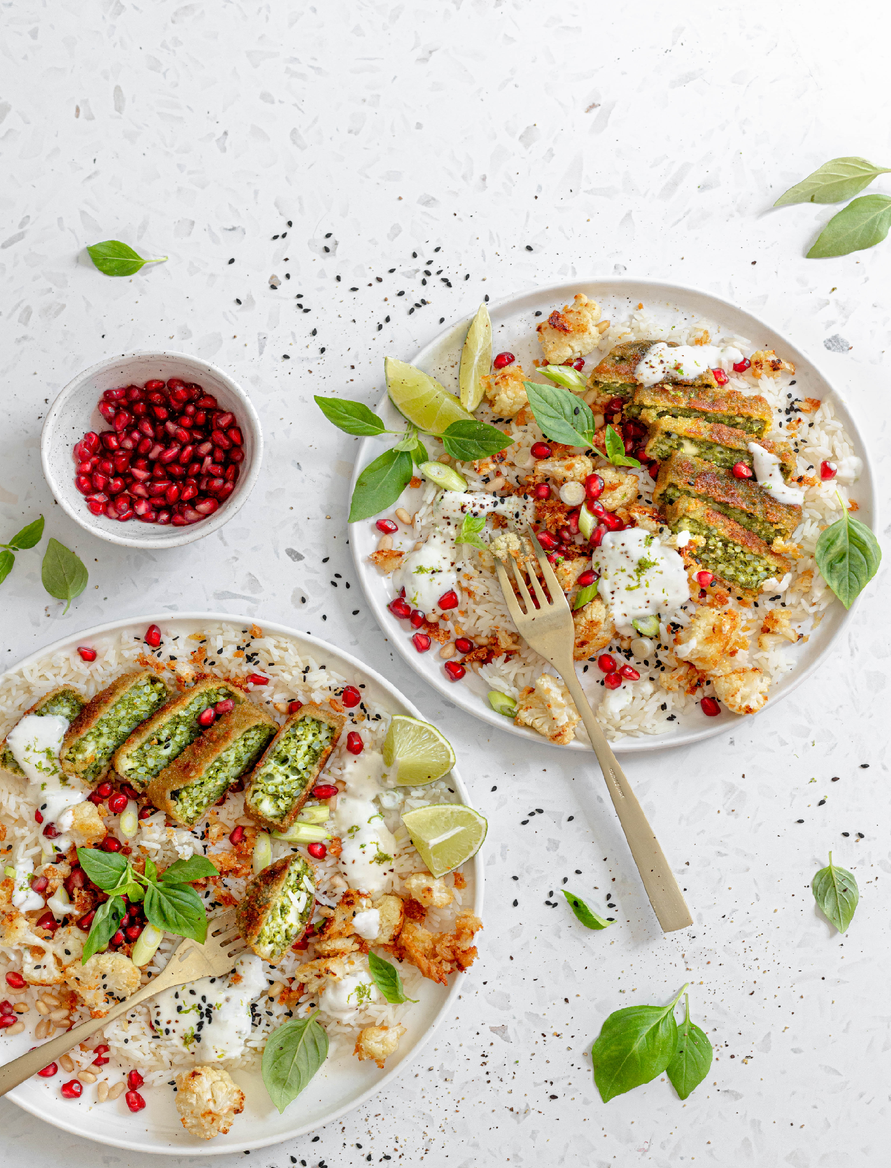 Nuggetsy z pieczonymi słodkimi ziemniakami i sałatką z dressingiem orzechowym Nuggetsy z pieczonymi słodkimi ziemniakami i sałatką z dressingiem orzechowym