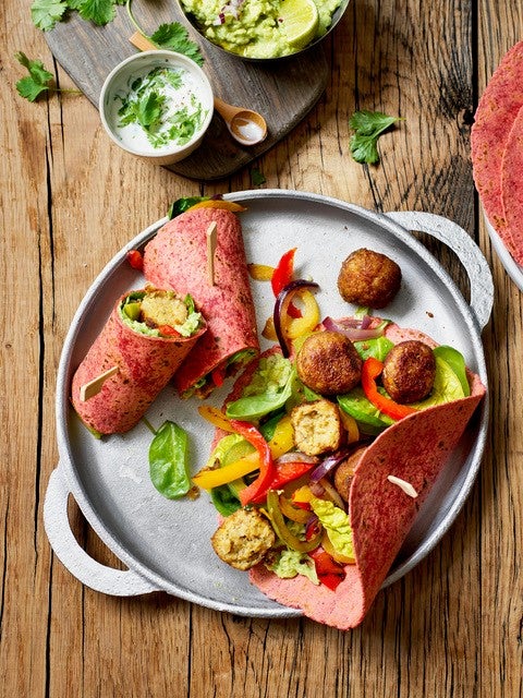 Bieten falafel wrap met avocado dip Bieten falafel wrap met avocado dip
