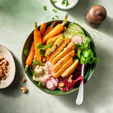 Bowl ze sznyclem i gotowanymi oraz świeżymi warzywami