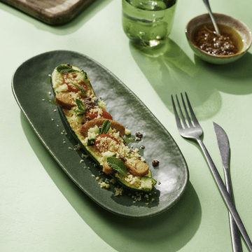 Faszerowane grilowane łódeczki z cukinii z wegańskimi filetami – zdrowe i smaczne danie, idealne na lekki obiad lub kolację. Spróbuj teraz!