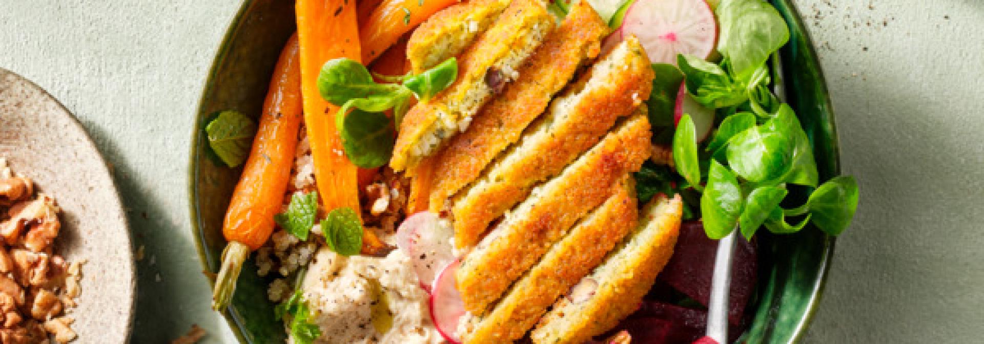 Bowl ze sznyclem i gotowanymi oraz świeżymi warzywami