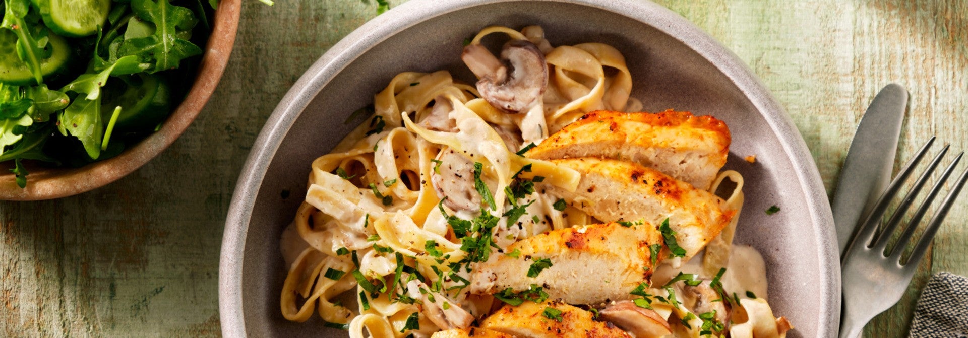 Makaron tagiatelle z filetem roślinnym i pieczarkami