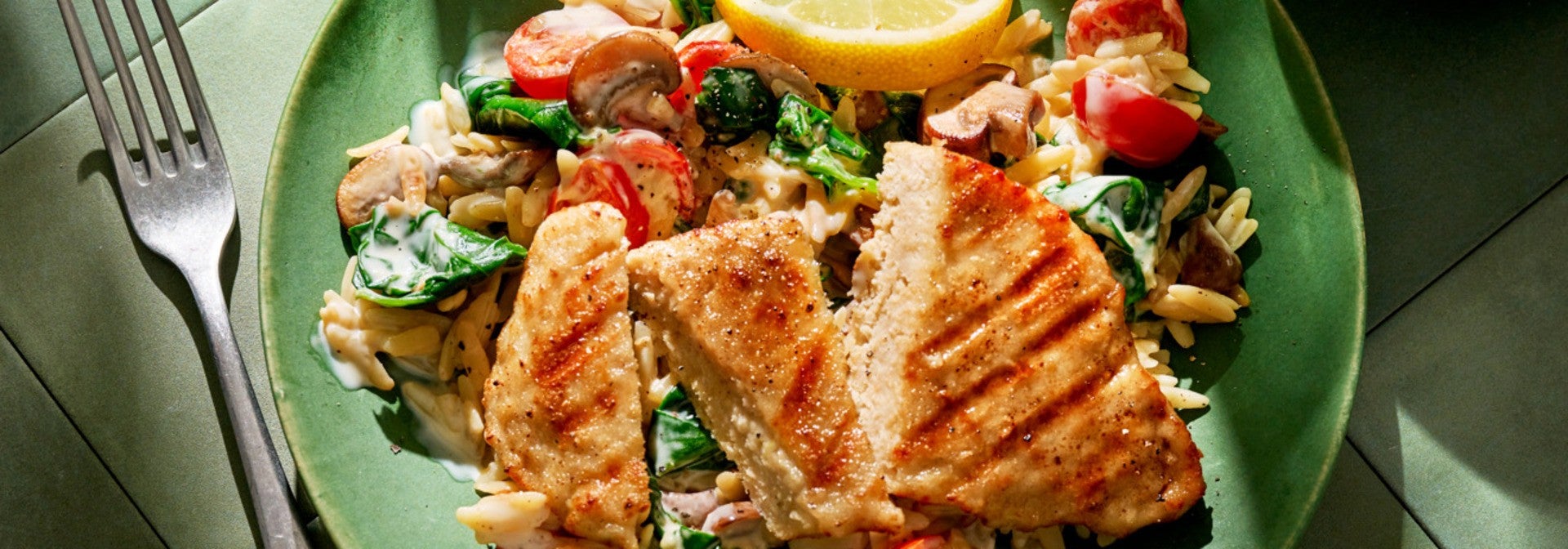 Wegetariański filet roślinny z kremowym makaronem orzo