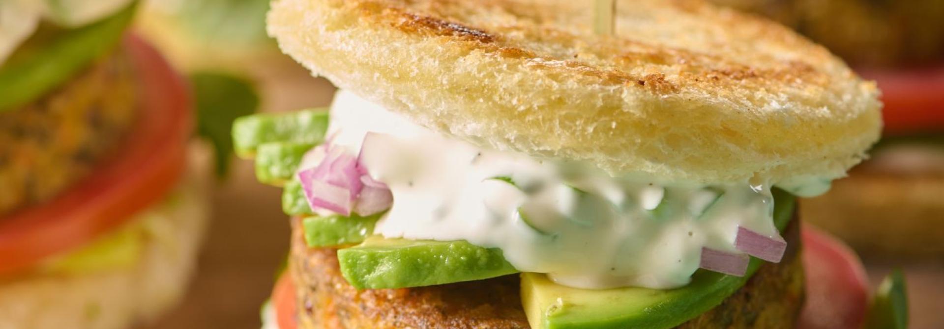 Mini burgery z awokado, jogurtowym sosem i ziołami