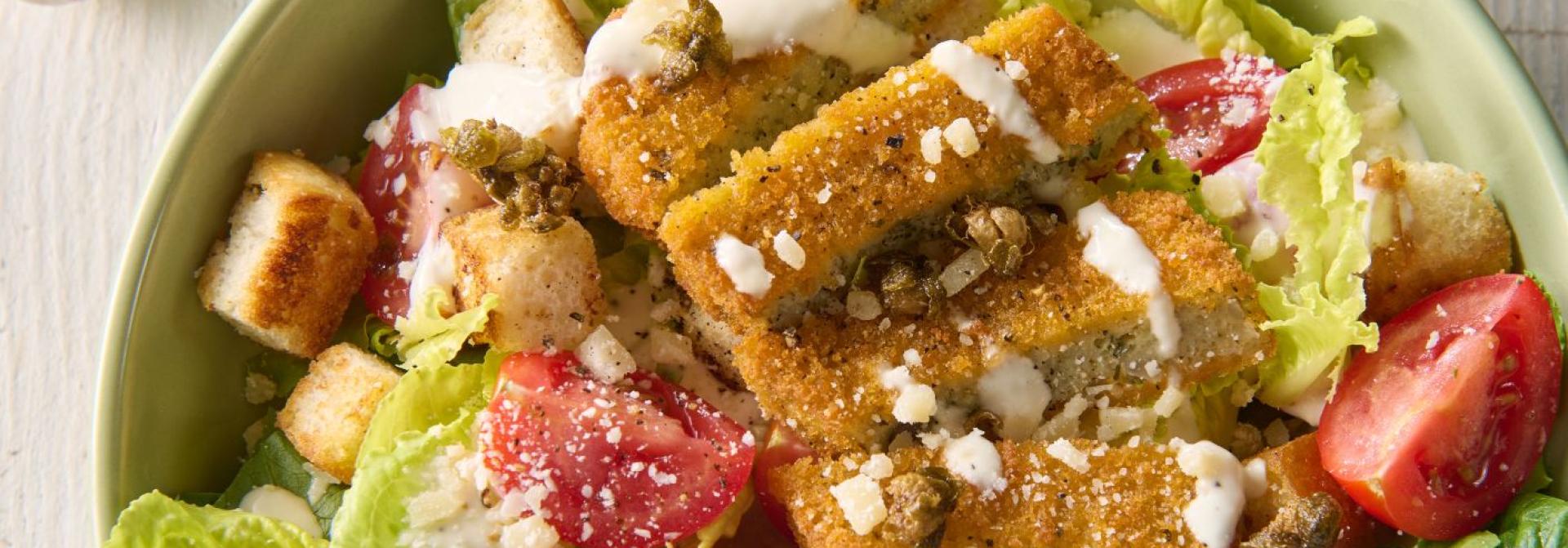 Sałatka cesar ze sznyclem z kalafiora