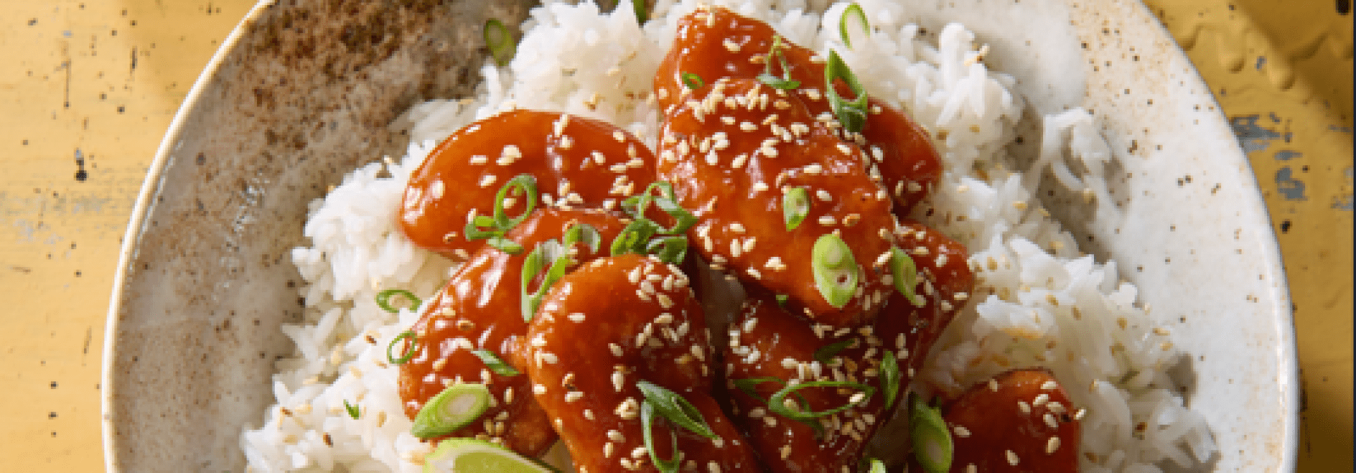 Korean chicken z nuggetsami i słodko kwaśnym sosem z pastą gochujang