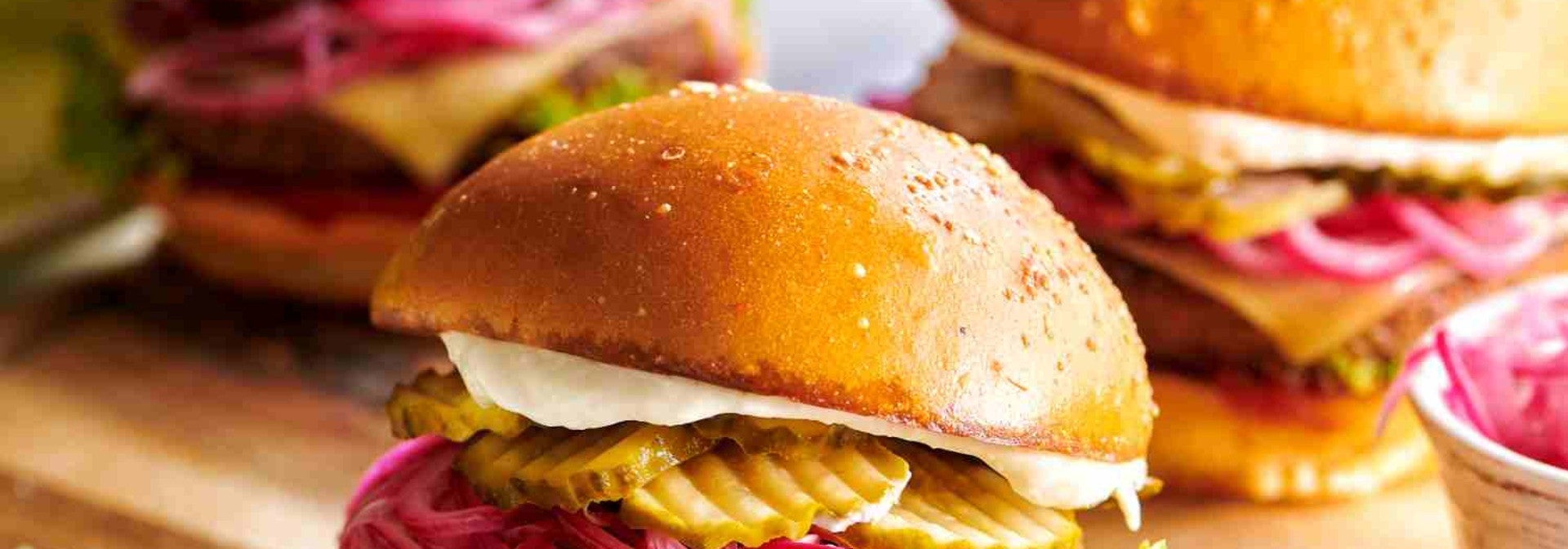 Burger w słodkiej bułce z marynowaną cebulą