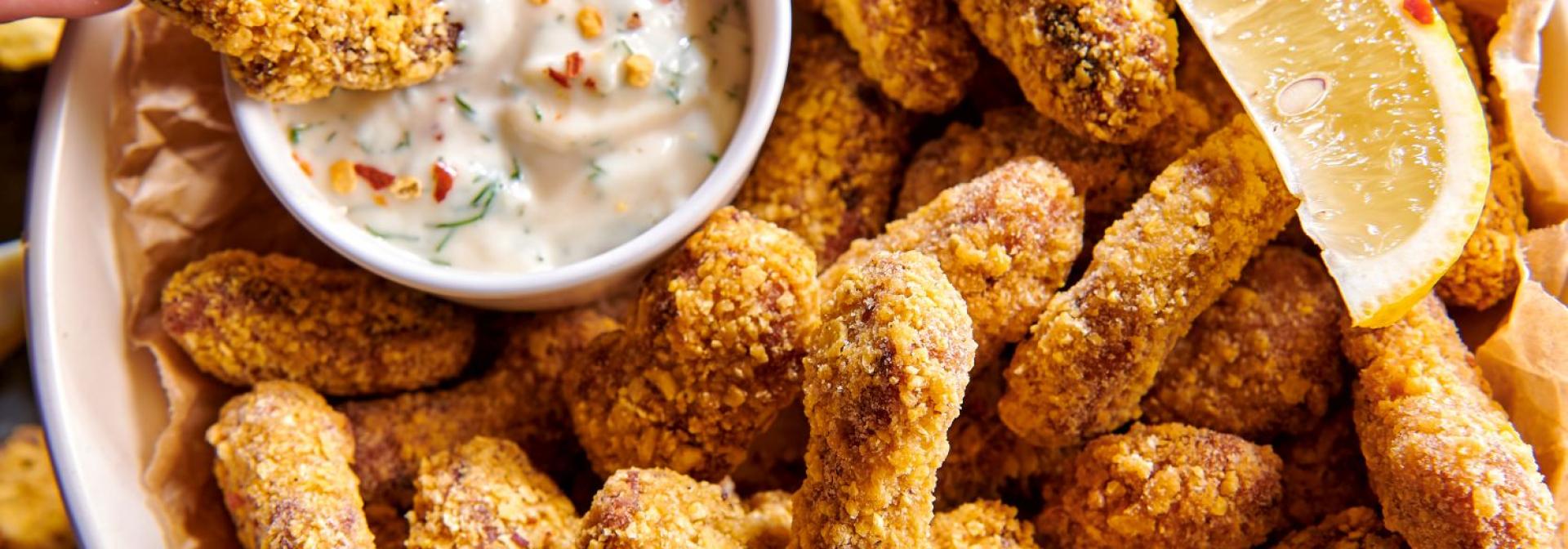 Nuggetsy z „kurczaka” w kukurydzianej panierce