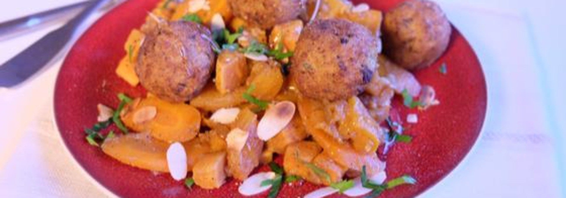 Tażin ze słodkich ziemniaków, moreli i Wegańskiego Falafela