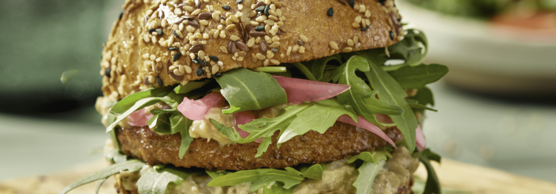 Wegański burger z baba ganoush | Garden Gourmet