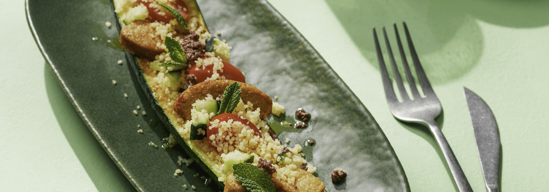 Faszerowane grilowane łódeczki z cukinii z wegańskimi filetami – zdrowe i smaczne danie, idealne na lekki obiad lub kolację. Spróbuj teraz!