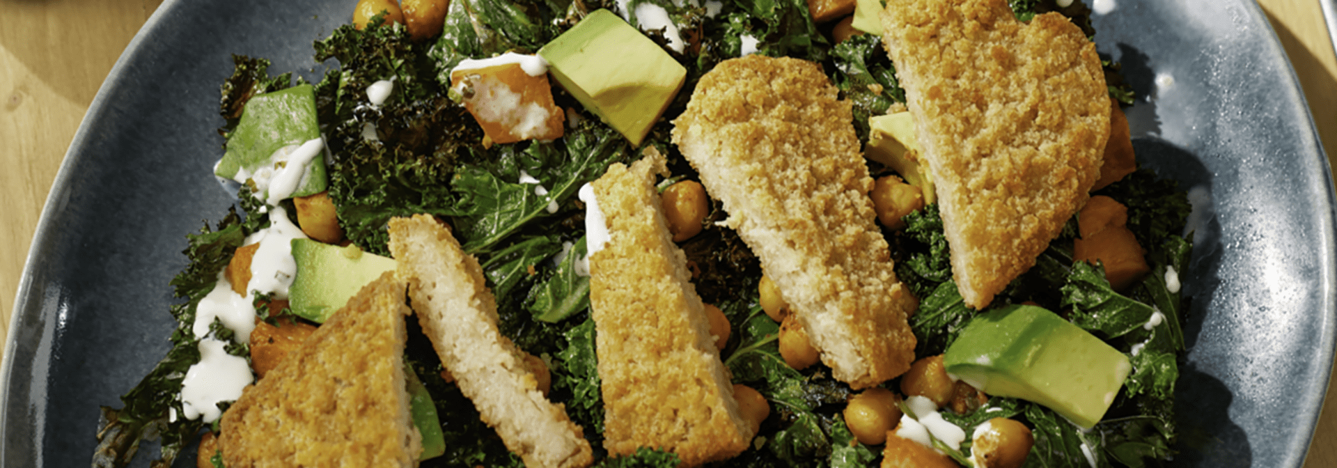 Wegański sznycel z jarmużową sałatką | Garden Gourmet