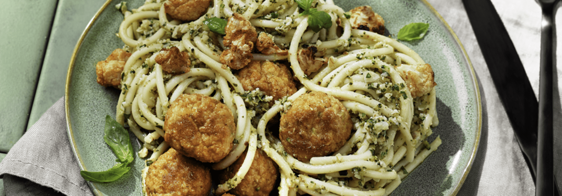 Makaron z Klopsikami warzywnymi i brokułowym pesto