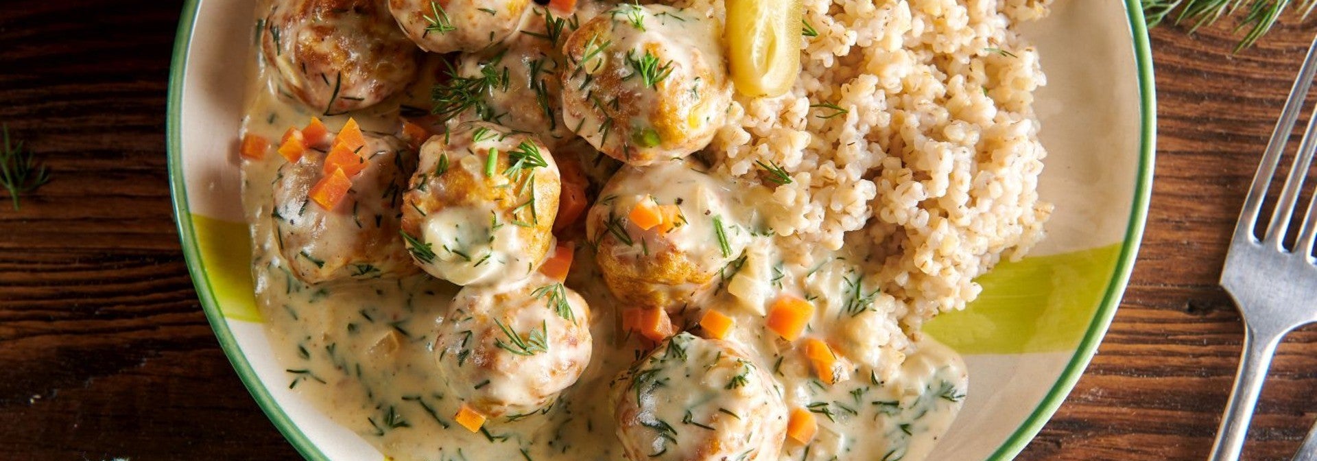 Klopsiki w sosie śmietanowo-koperkowym z kaszą