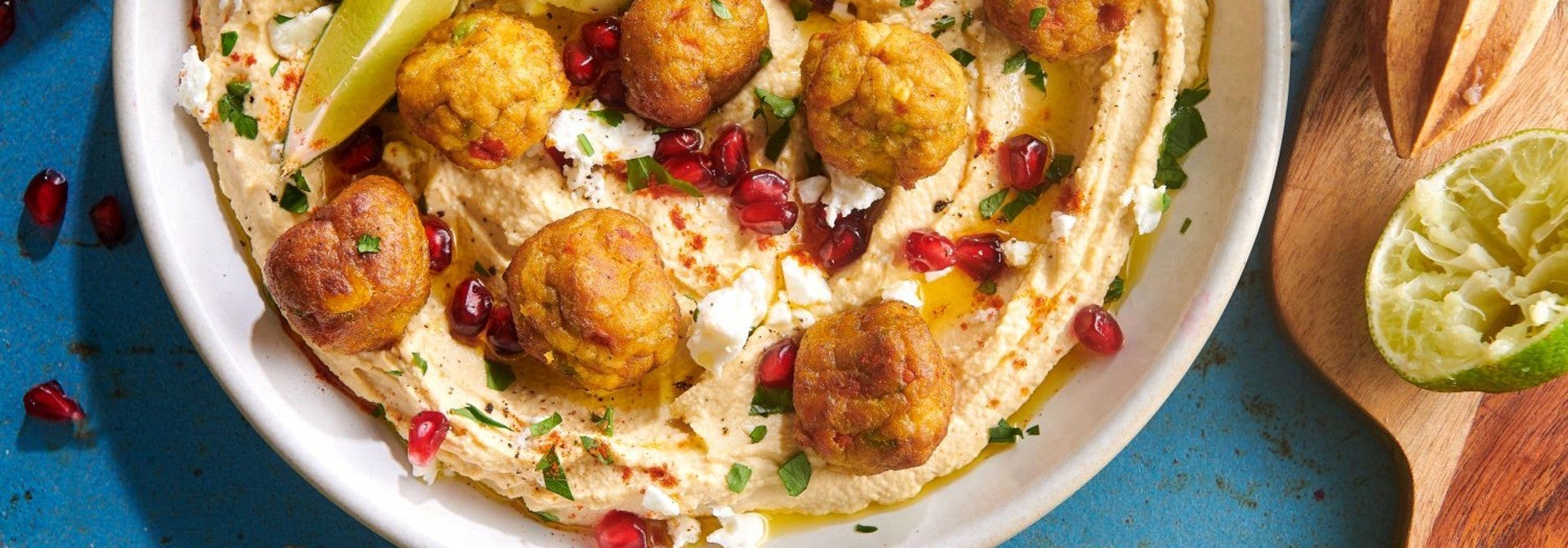 Pulpeciki warzywne z humusem i granatem