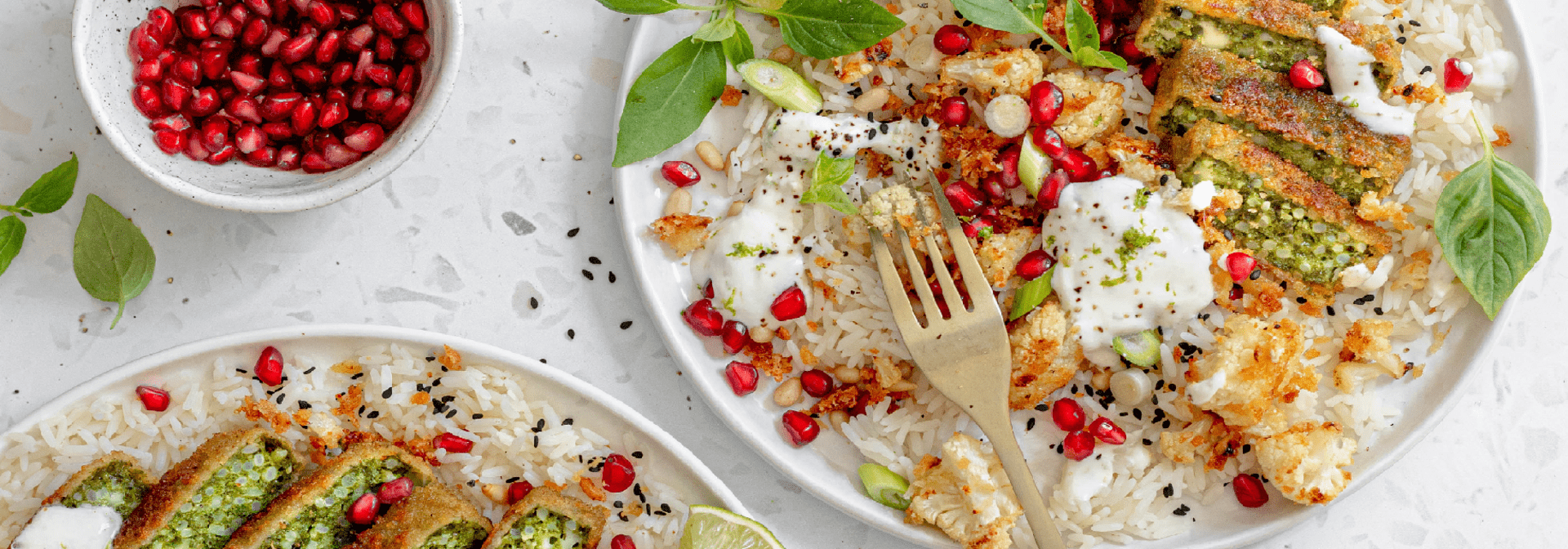 Nuggetsy z pieczonymi słodkimi ziemniakami i sałatką z dressingiem orzechowym