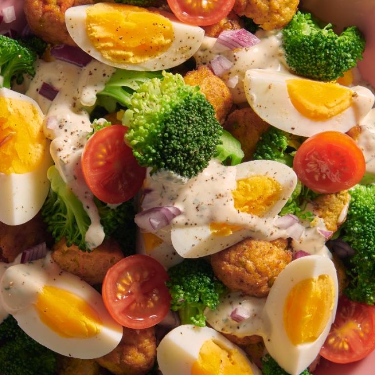 Sałatka z brokułami, jajkiem i Klopsikami Warzywnymi