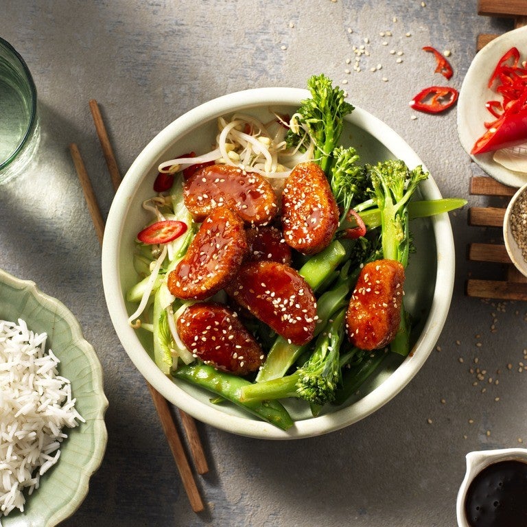 Glazurowane nuggetsy z ryżem i warzywami