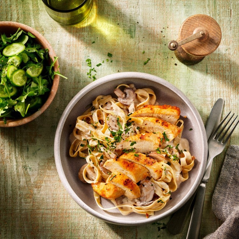 Makaron tagiatelle z filetem roślinnym i pieczarkami