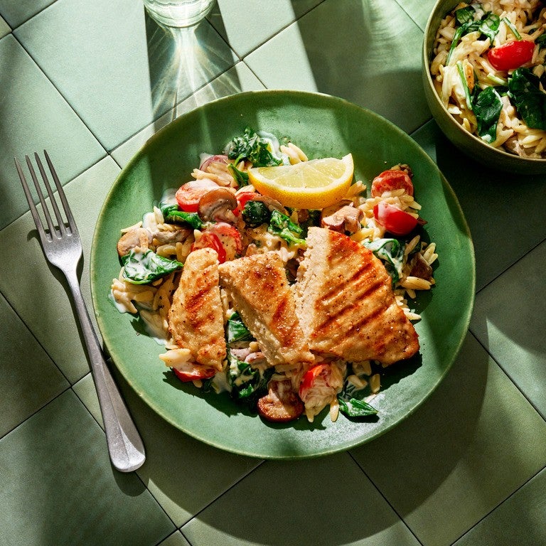 Wegetariański filet roślinny z kremowym makaronem orzo