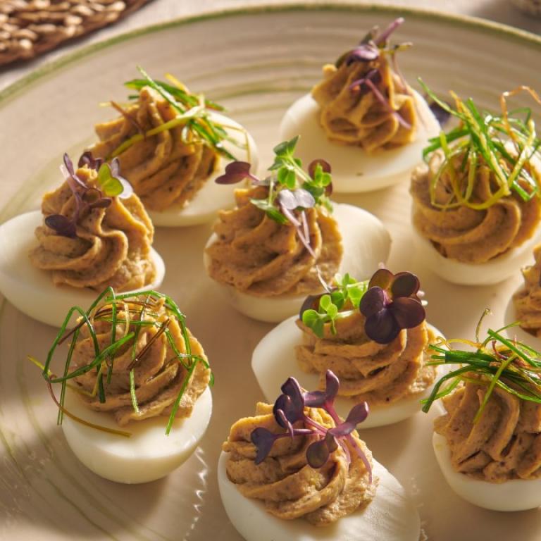 Jajka faszerowane porem, pieczarkami i Wegańskim Kotletem Mielonym Jajka faszerowane porem, pieczarkami i Wegańskim Kotletem Mielonym