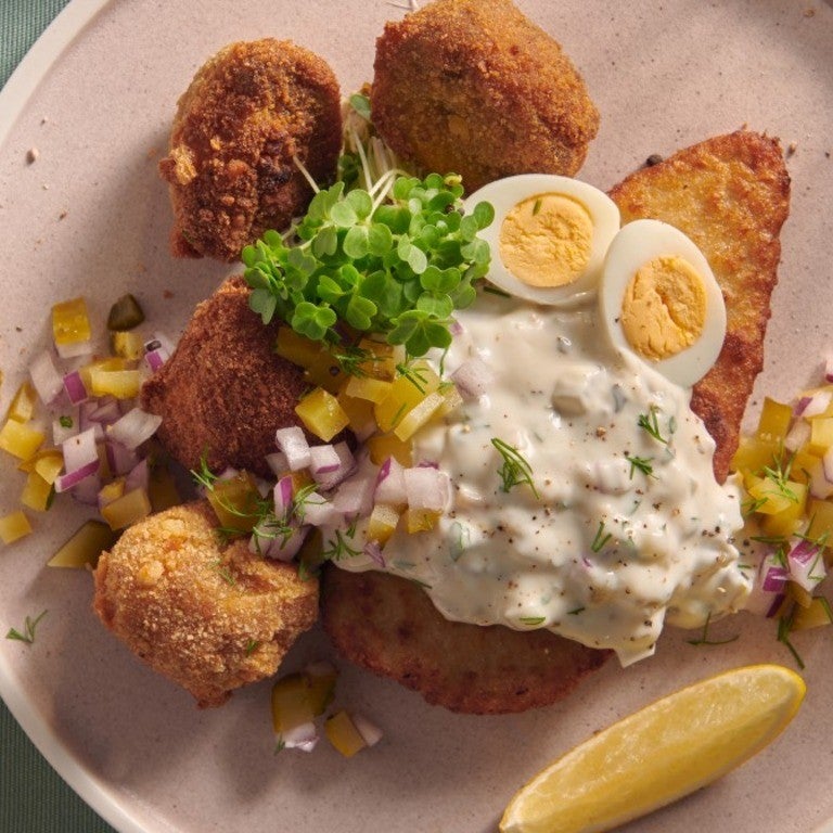 Filet Roślinny z sosem tatarskim i panierowanymi pieczarkami