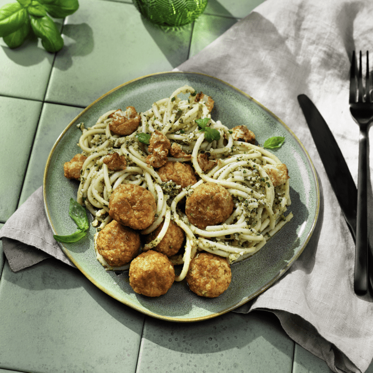 Makaron z Klopsikami warzywnymi i brokułowym pesto Makaron z Klopsikami warzywnymi i brokułowym pesto