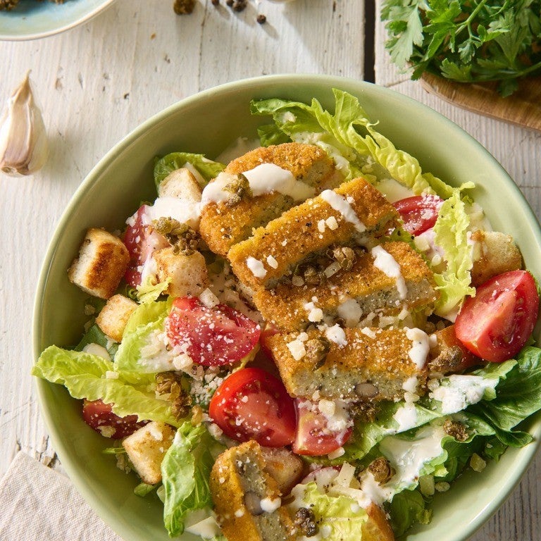 Sałatka cesar ze sznyclem z kalafiora